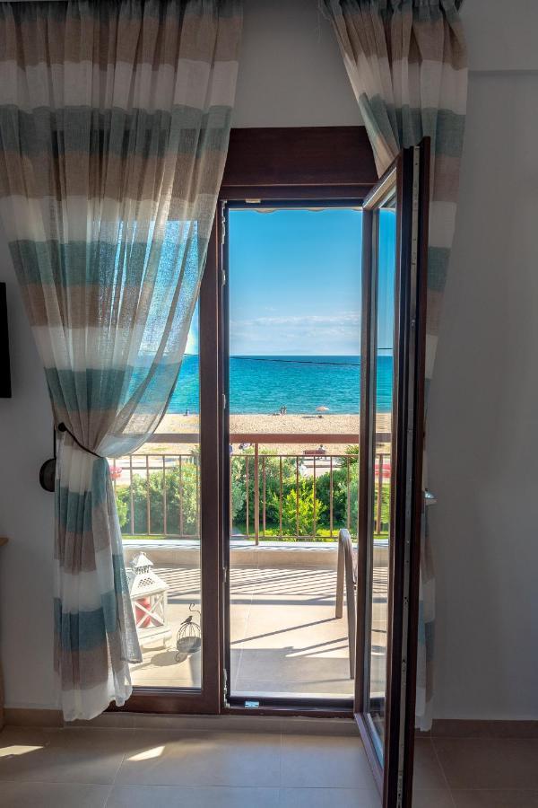 Dimi Seafront Apartment By Rentals Pro Services - Nea Moudania Exterior photo